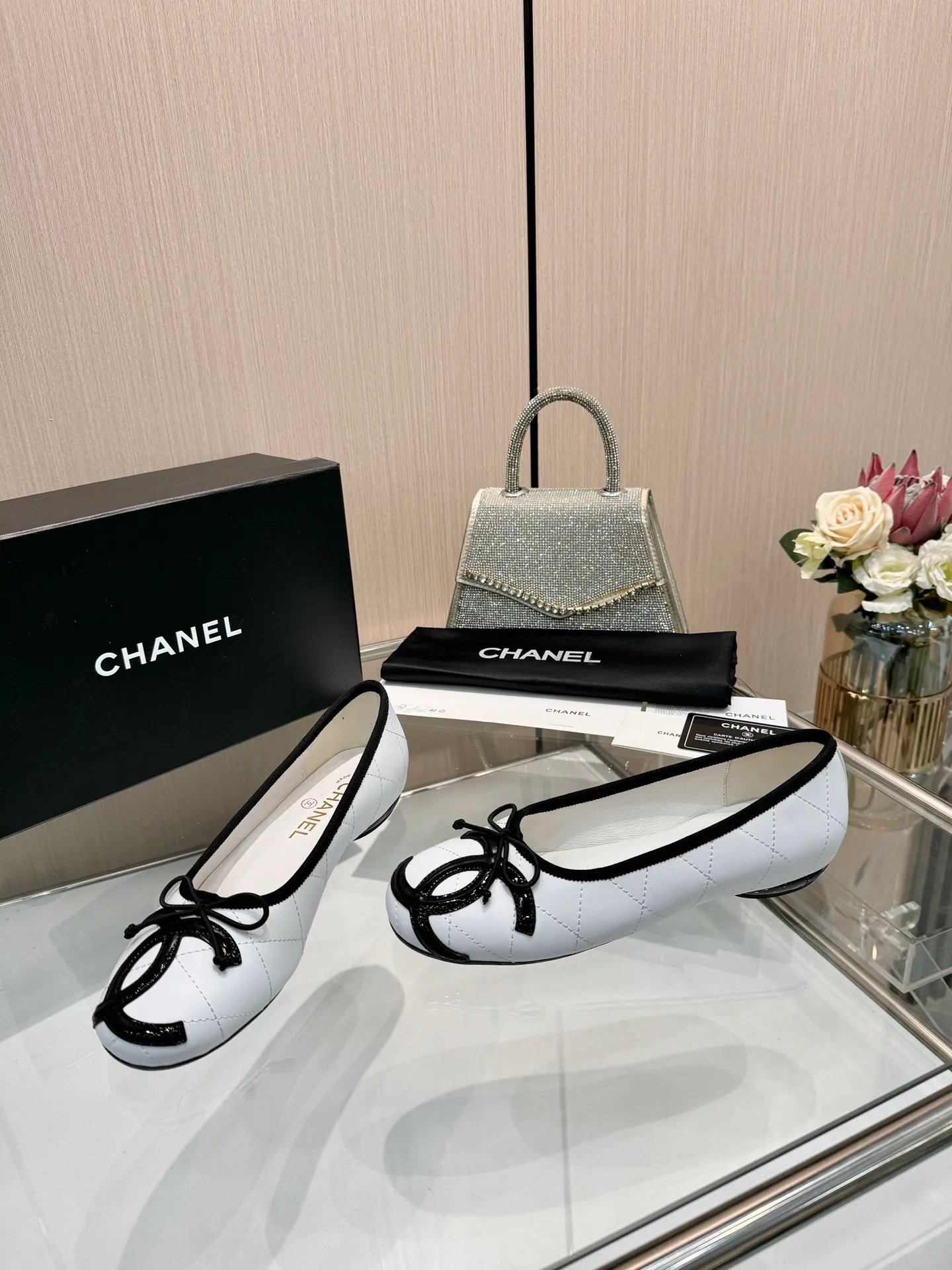 👟👟Ex-factory price 500👟👟 | ²⁰²5 𝐬𝐬 🤍🤎𝐂𝐇𝐀𝐍𝐄𝐋Chanel 26A catwalk style handmade Mary Jane women's shoes. Ballet shoes are so amazing, the bow pattern is so cute! Even if I don’t wear flat shoes, I can’t resist the temptation! The second recommended pair of Chanel logo women's shoes has great texture and is versatile. It is made of lambskin and has an original two-color outsole. Size: 35-40 (41 can be customized and cannot be returned or exchanged)